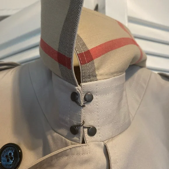New, never worn. Women's Classic Burberry trench coat - size 8 US - Picture 9 of 12